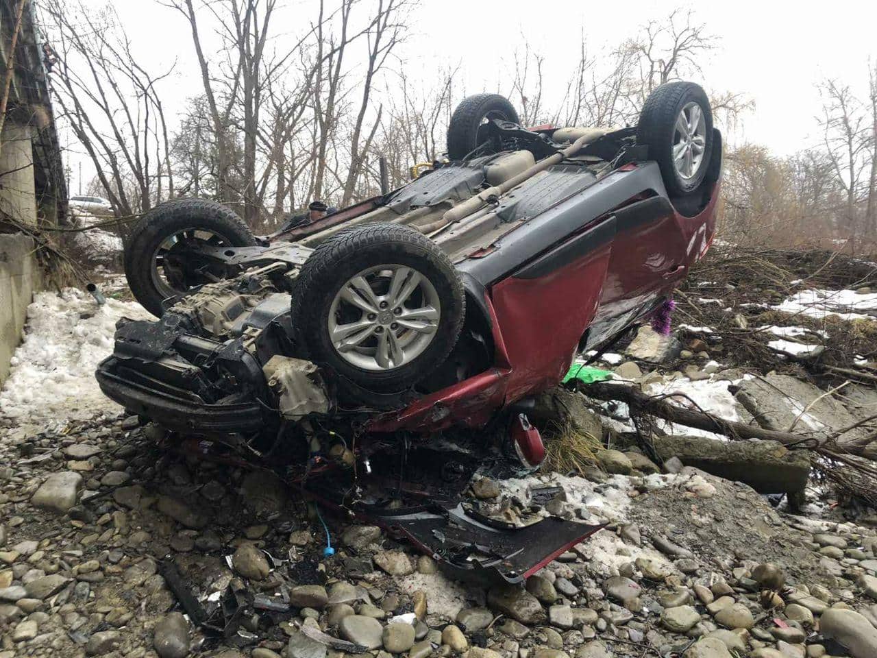 На Прикарпатті автівка злетіла з мосту, постраждало двоє підлітків (ФОТО)