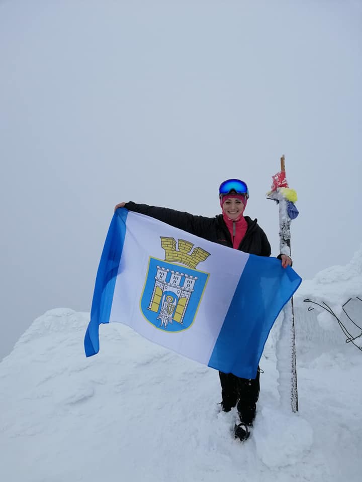 Франківська мандрівниця підняла прапор рідного міста на румунську вершину (ФОТО)