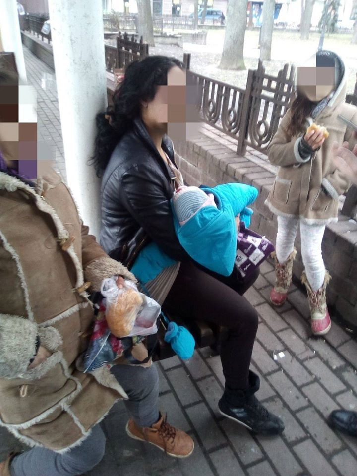 У Франківську затримали ромок, які жебракували з малюком і маленькою дівчинкою (ФОТО)