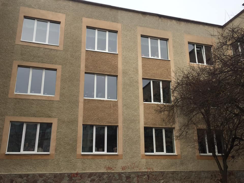 У школі №22 вже замінили всі вікна на металопластикові (ФОТО)