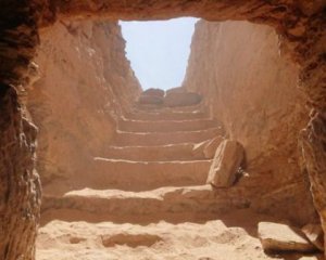 Саркофаги з муміями та амулетами: у Єгипті знайшли стародавні поховання (ВІДЕО)