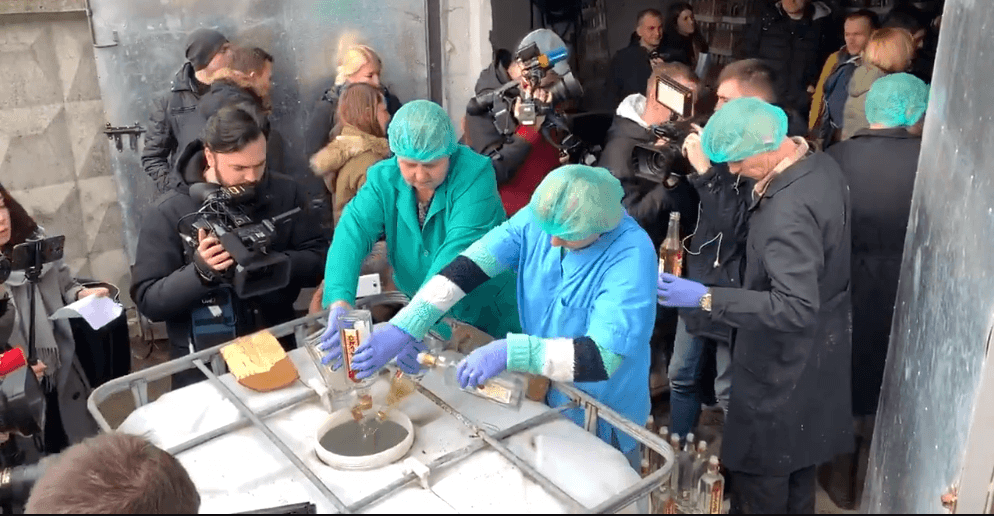 В Україні відбулася найбільша в історії публічна утилізація горілки (ВІДЕО)