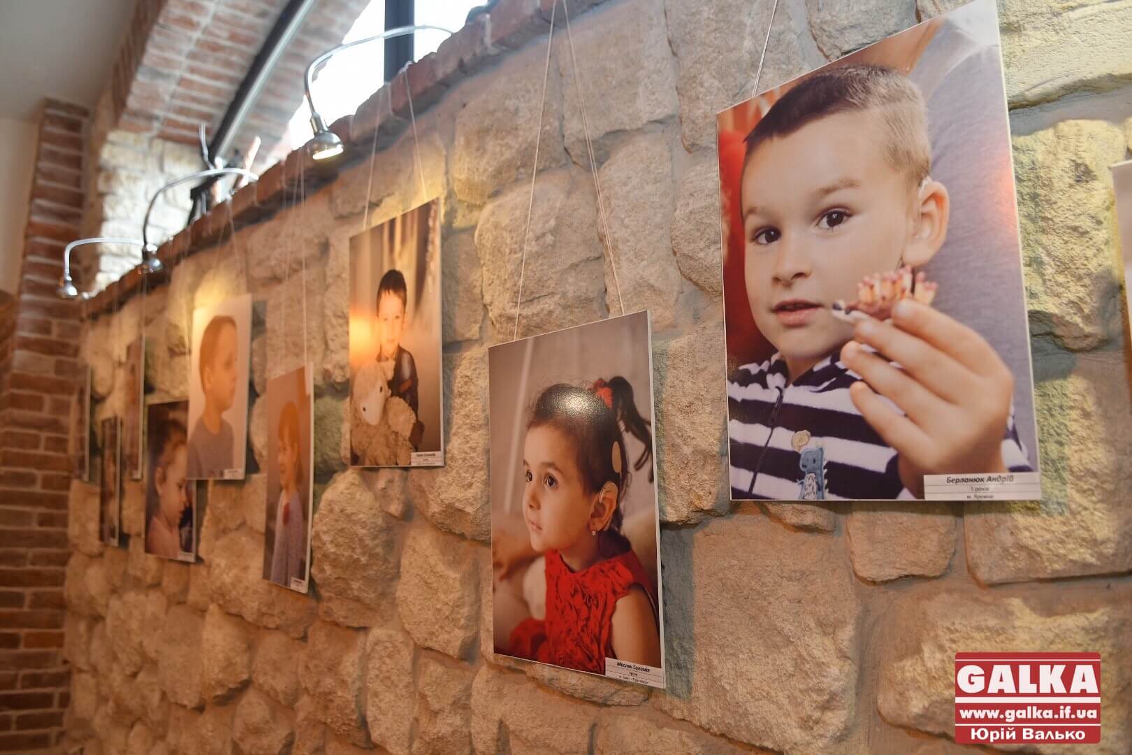 “Почуй мене”: фотовиставку діток з обмеженим слухом відкрили в Івано-Франківську (ФОТО, ВІДЕО)
