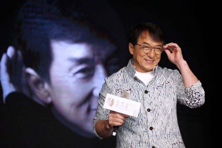 Джекі Чан пообіцяв мільйон юанів за ліки від коронавірусу