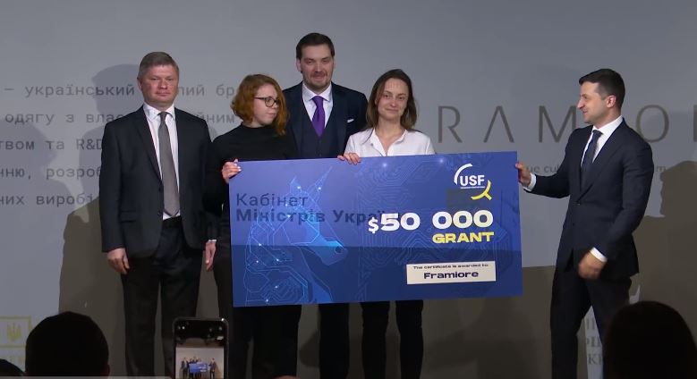 Зеленський та Гончарук дали франківці сертифікат на 50 тисяч доларів для розвитку бізнесу (ВІДЕО)