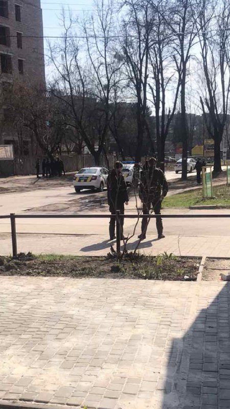 На Чорновола чоловік з пістолета стріляв у собак, його затримала поліція – очевидці (ФОТО)