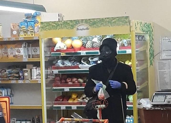 На Тернопільщині покупець прийшов до супермаркету в масці чумного лікаря (ВІДЕО)