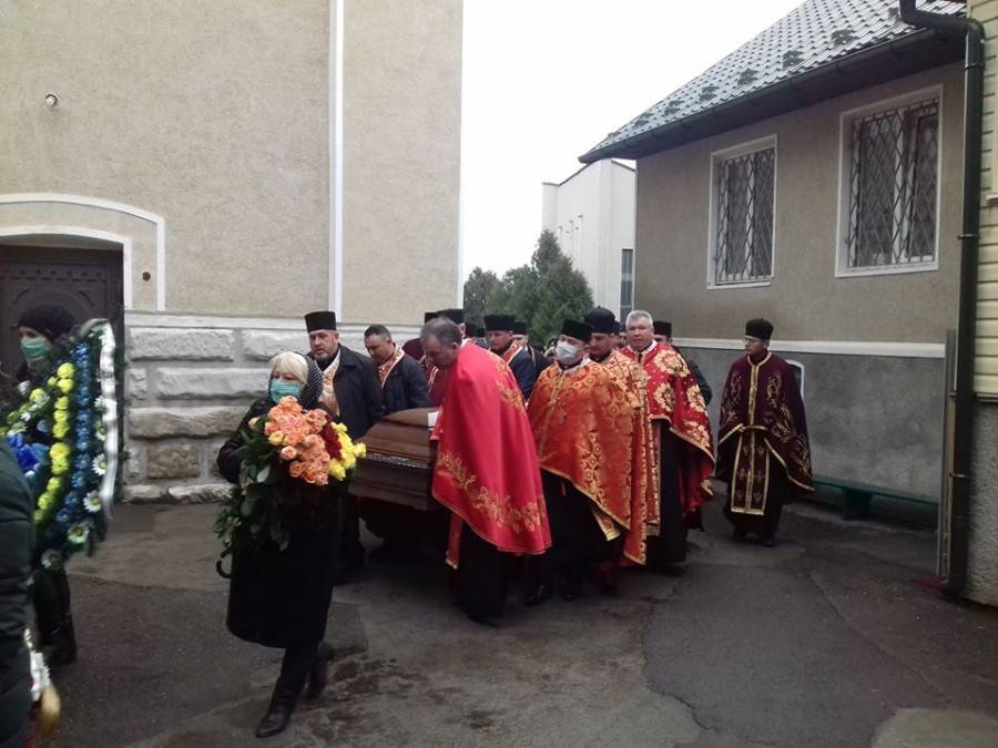 У Калуші на похорон священника, який загинув у ДТП люди прийшли в масках (ФОТО)