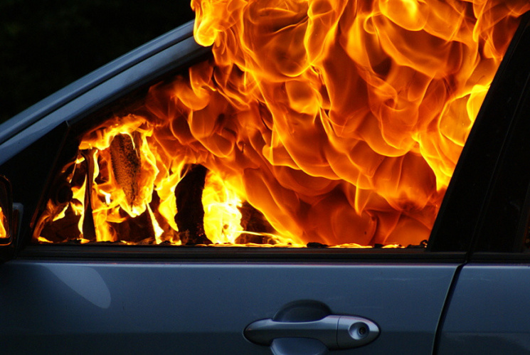 В Івано-Франківську невідомі спалили авто судді
