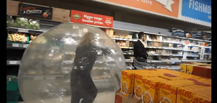 У Великій Британії жінка “прикотилася” до супермаркету у кулі для дотримання дистанції (ВІДЕО)