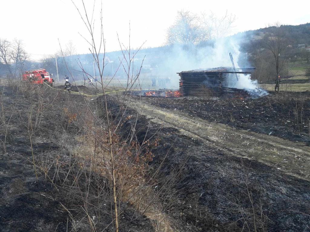 На Коломийщині через спалювання трави згорів будинок (ФОТОФАКТ)