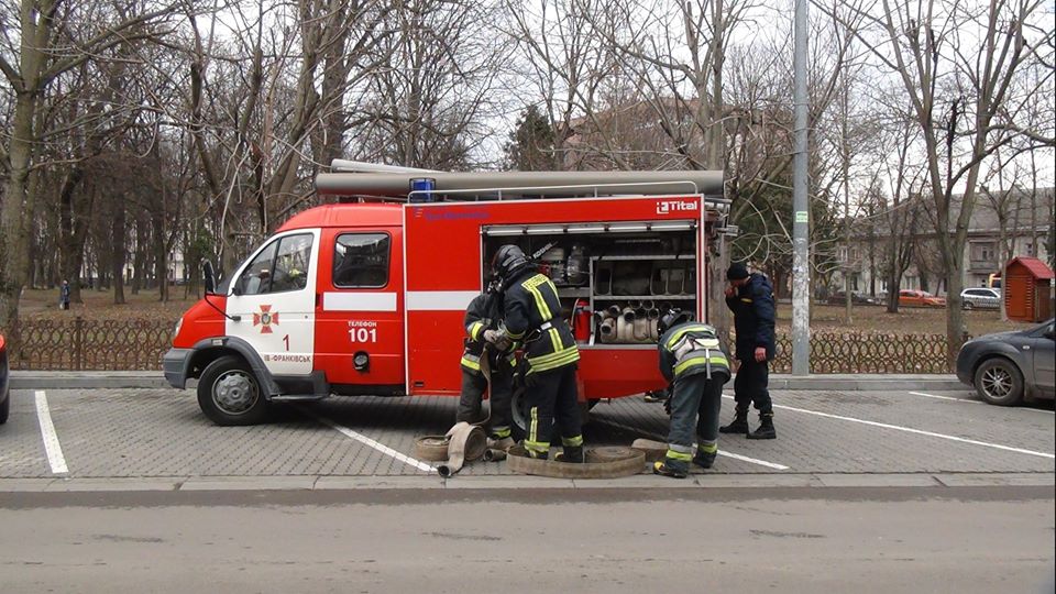 Франківців закликають не блокувати автівками гідранти