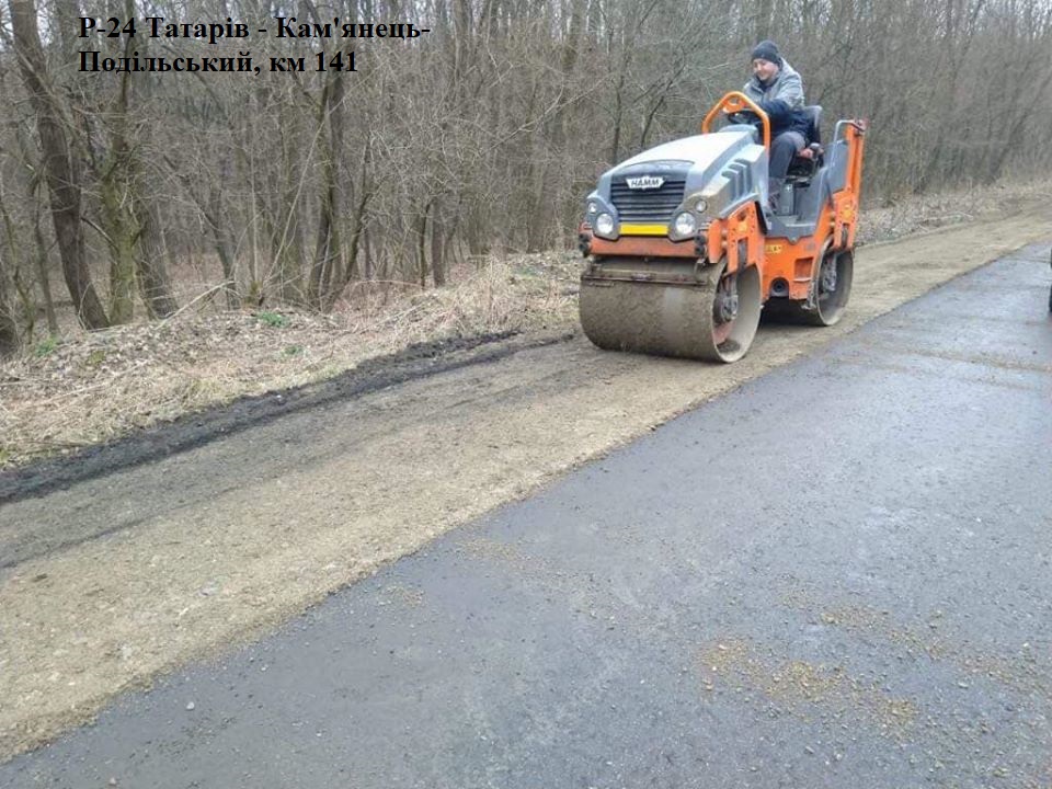 У Коломийському районі на дорозі держзначення кладуть відбійники та облаштовують узбіччя (ФОТО)