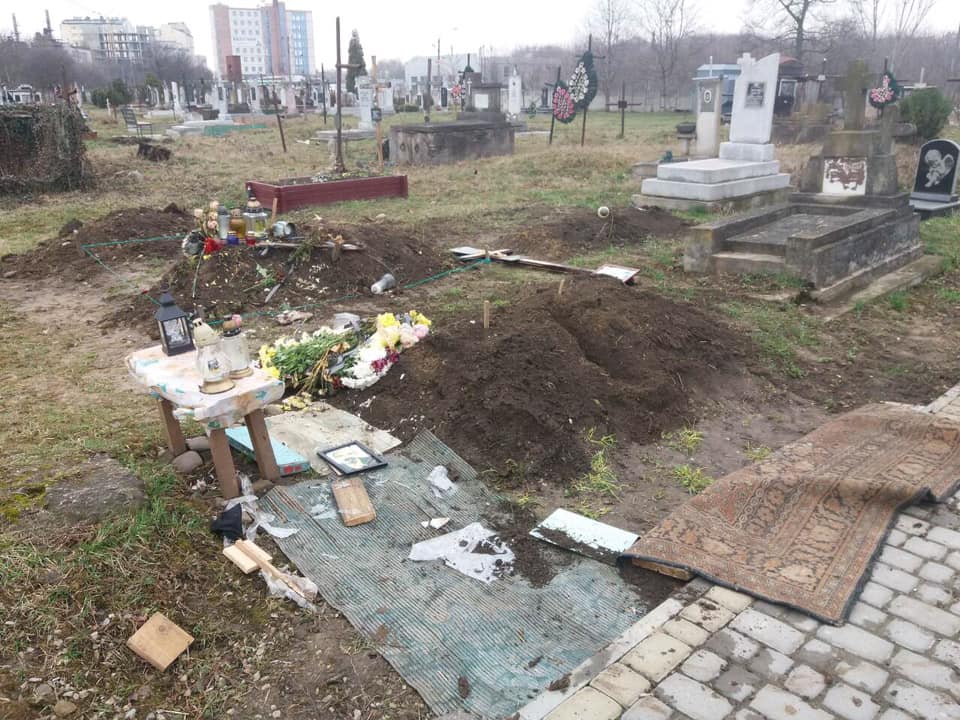 На кладовищі у Вовчинцях чоловік трощив могили (ФОТО)