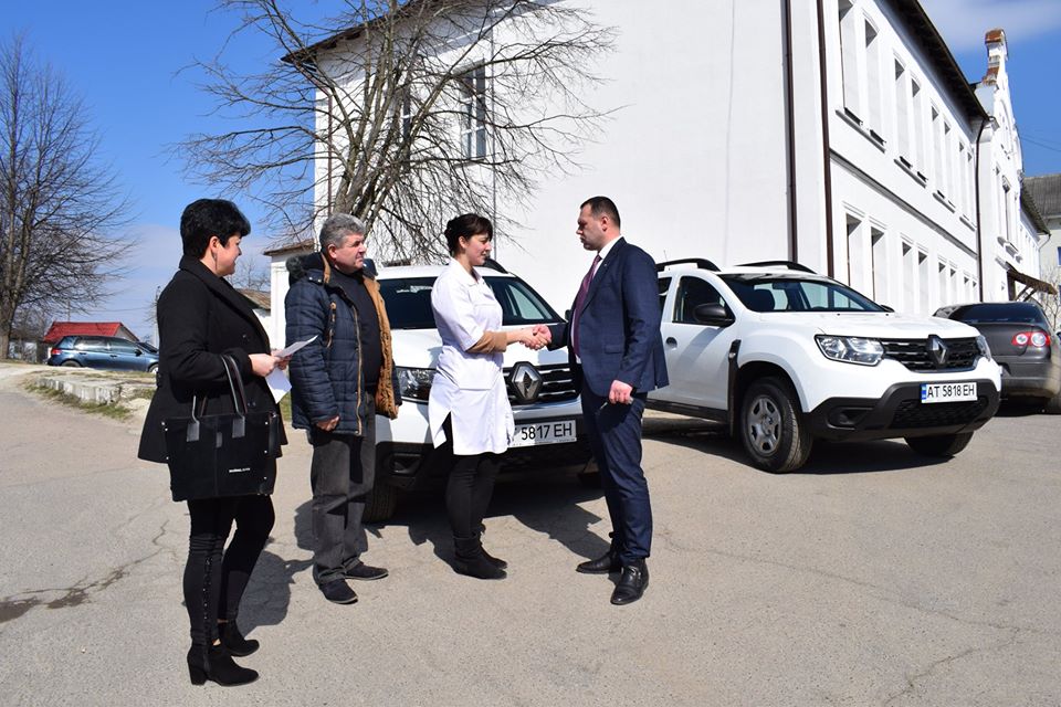 Ще дві амбулаторії Долинського району отримали службові автомобілі (ФОТО)