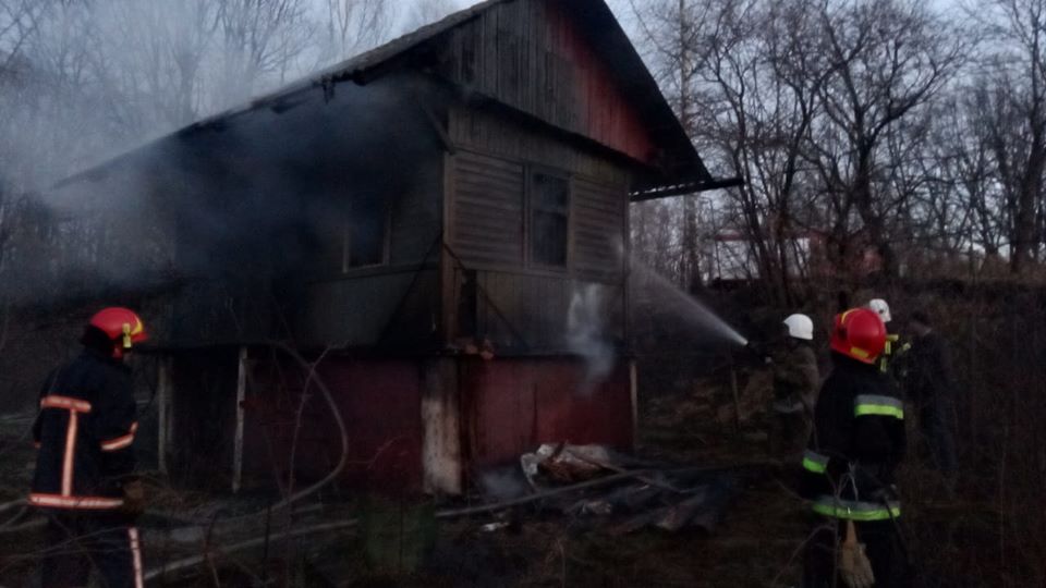 Через паліїв сухої трави у Долині загорівся дачний будинок (ФОТО)