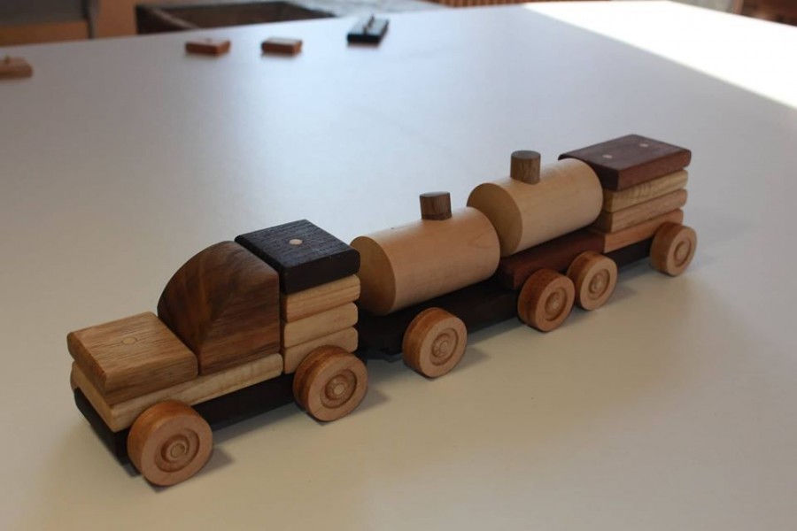Двоє школярів з Калуша розробили дитячі дерев’яні конструктори (ФОТО)
