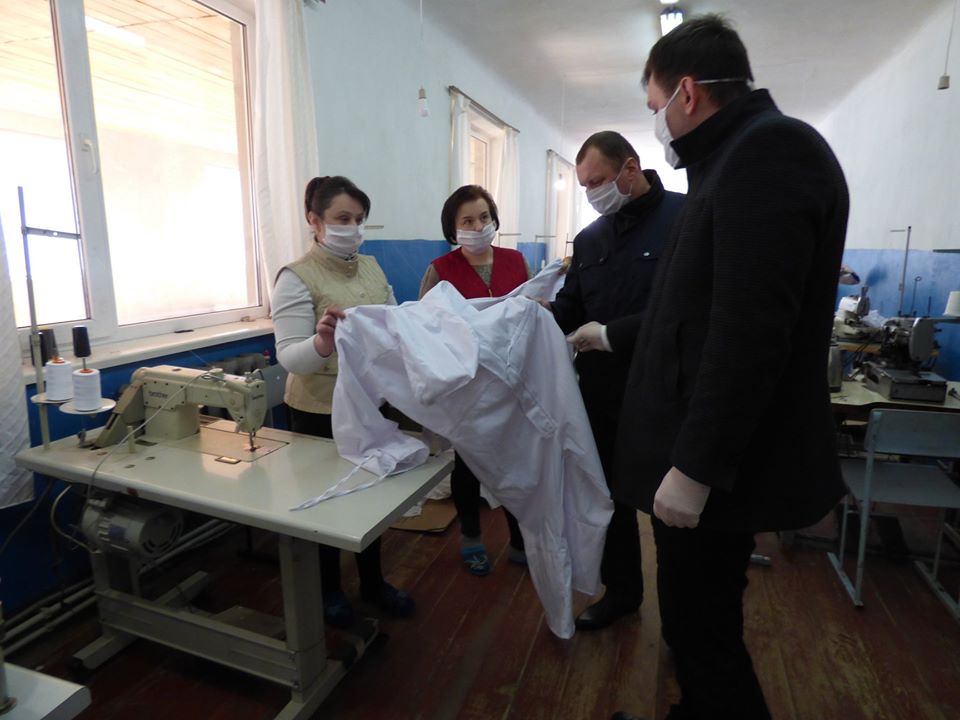 Швейні фабрики та працівники ліцею на Тлумаччині шиють для медиків маски і захисні костюми (ФОТО)
