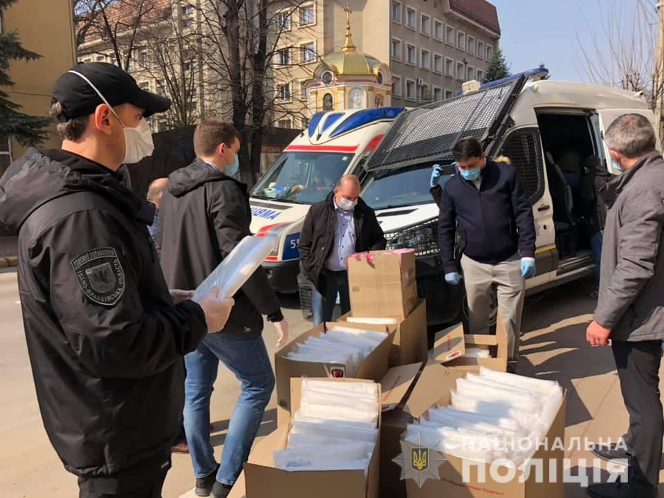 Прикарпатські медики та поліціянти отримали спецзахист від волонтерів (ФОТО)