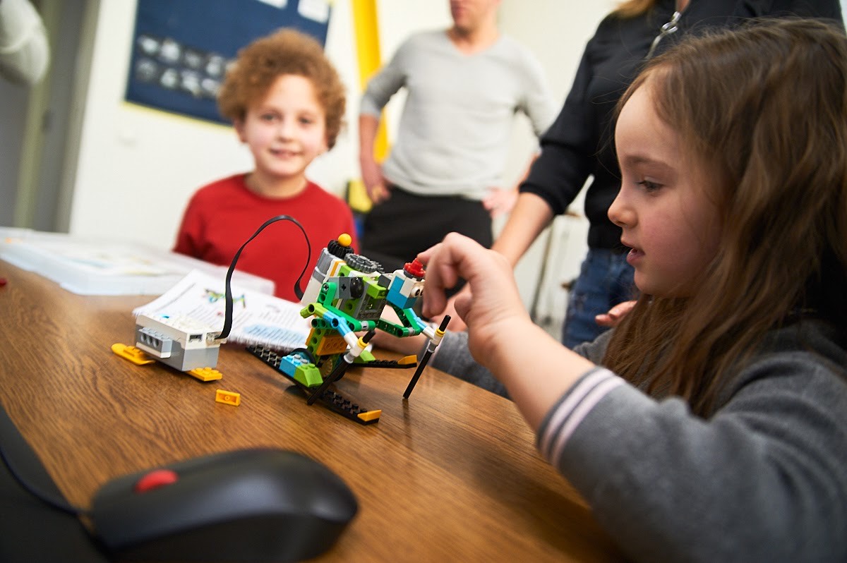 Діток з вадами слуху почали навчати робототехніки і програмування (ФОТО)
