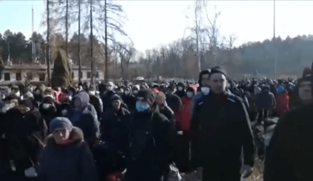 Після заяви про закриття кордону додому масово кинулися українці з Польщі (ВІДЕО)
