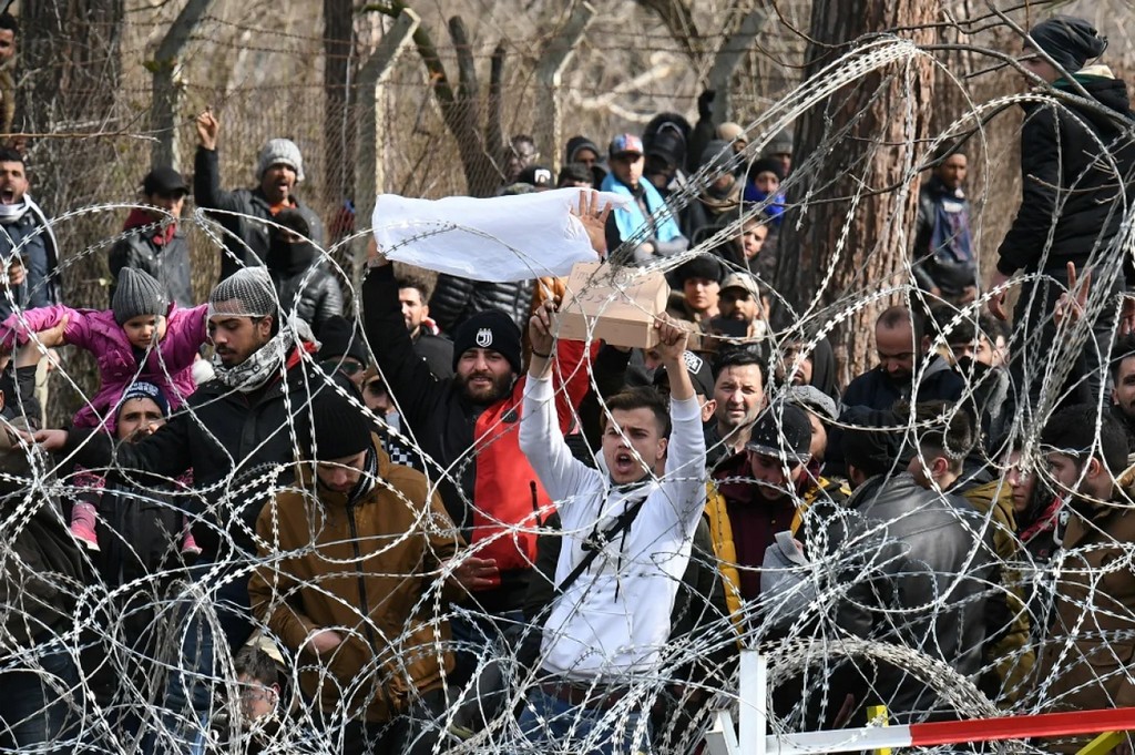 Тисячі мігрантів намагаються потрапити до ЄС з Туреччини (ФОТО)