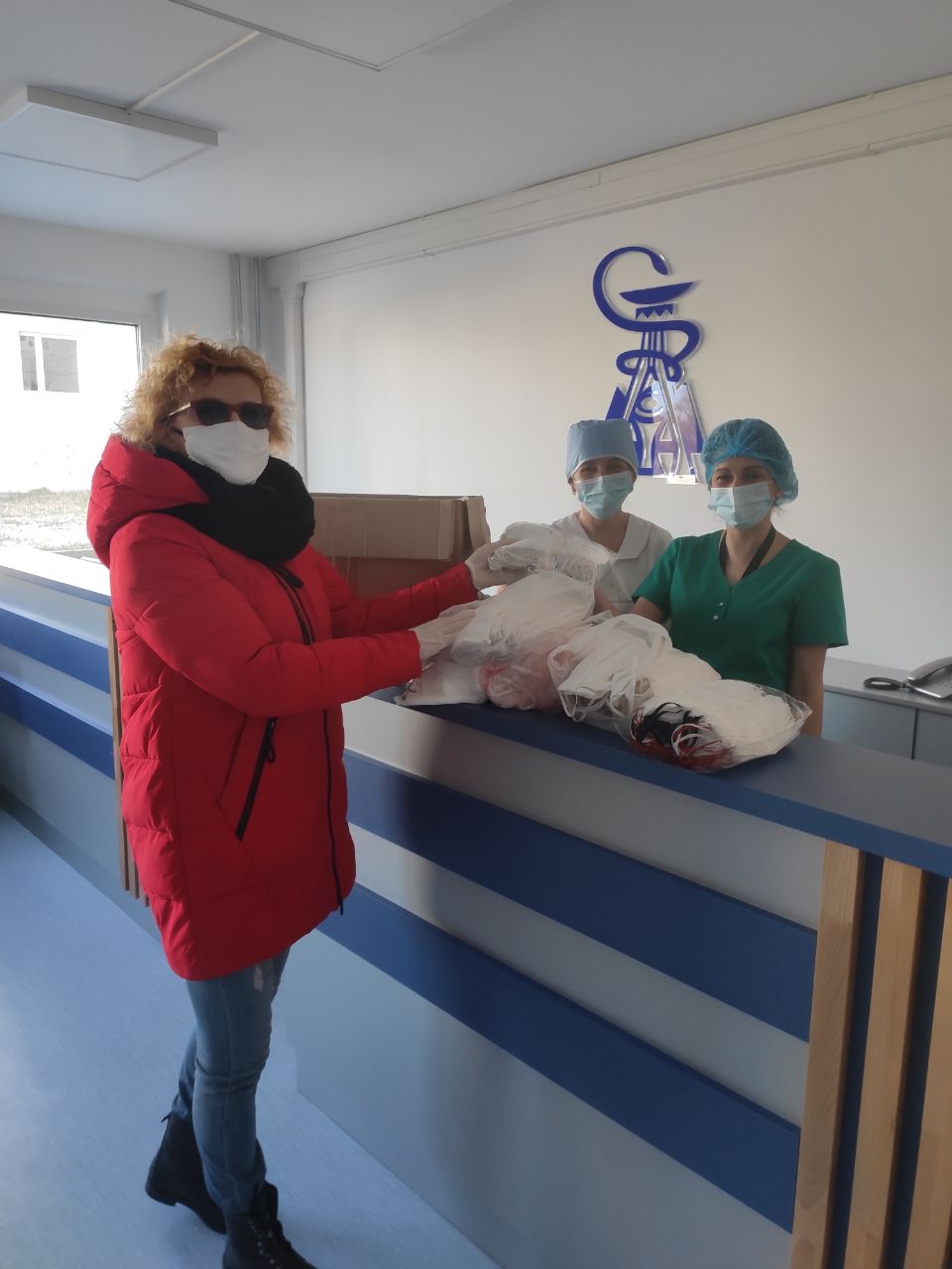 Прикарпатські енергетики шиють маски для лікарів (ФОТО)