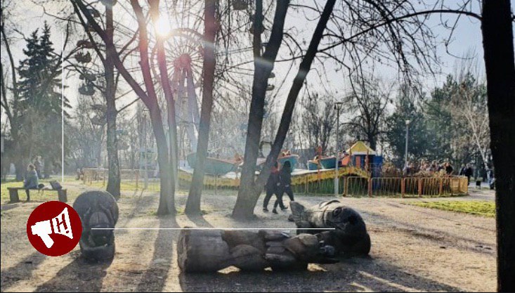 У Запоріжжі померла дитина, на яку в парку впала 200-кг скульптура (ФОТО)