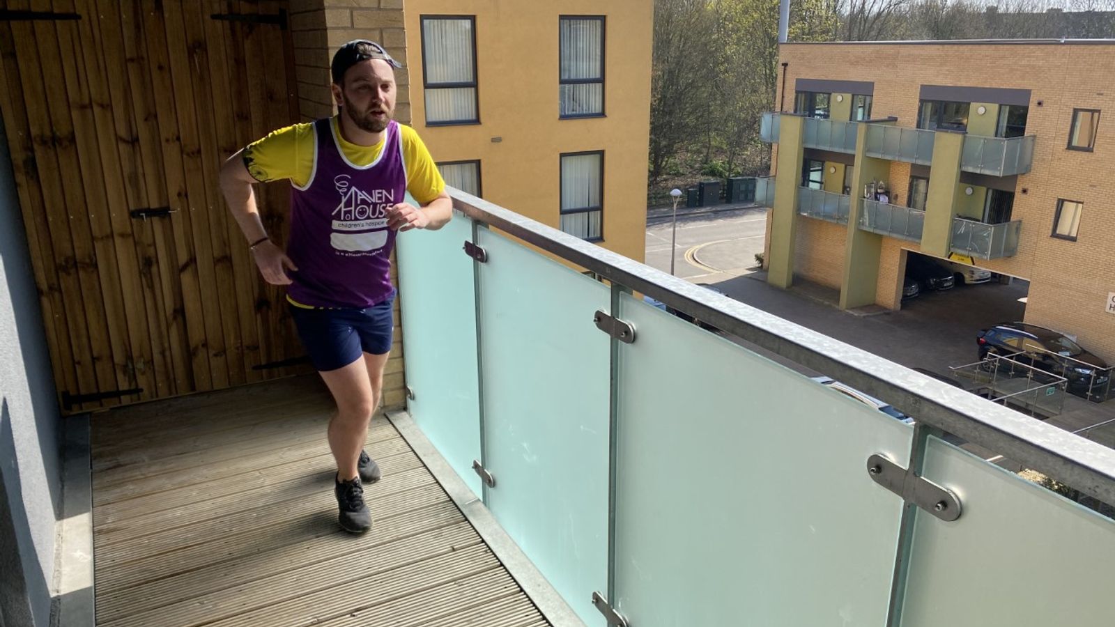 Британець пробіг напівмарафон на своєму балконі заради благодійності