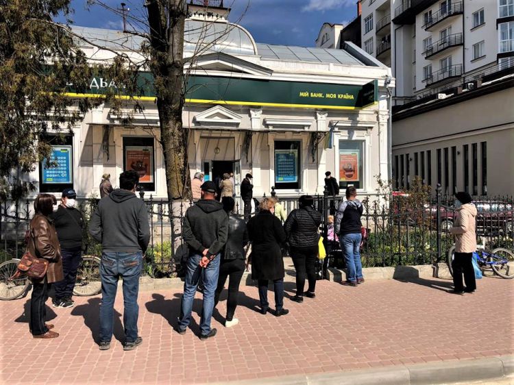 Попри карантин банки на Прикарпатті продовжують збирати найбільше відвідувачів, хоча працюють і онлайн