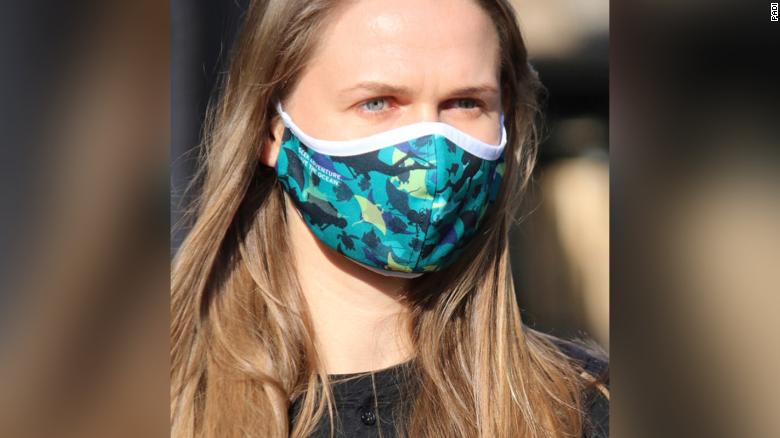 У США дайвери під час пандемії коронавірусу роблять захисні маски з океанського сміття