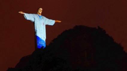 Статую Ісуса в Ріо “одягнули” у медичний халат – так вшановують героїзм лікарів (ФОТОФАКТ)