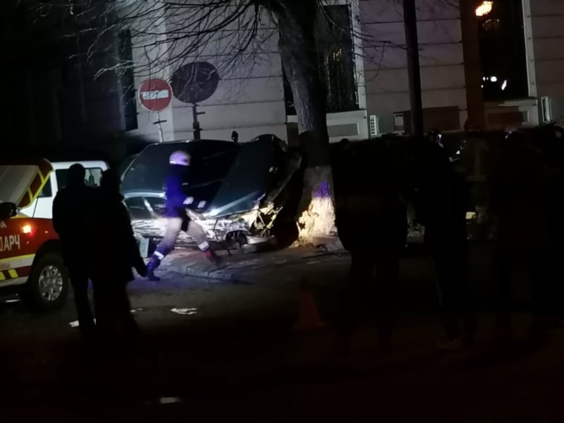 На Грюнвальдській водій BMW вилетів на тротуар та перекинувся (ФОТО, ВІДЕО)