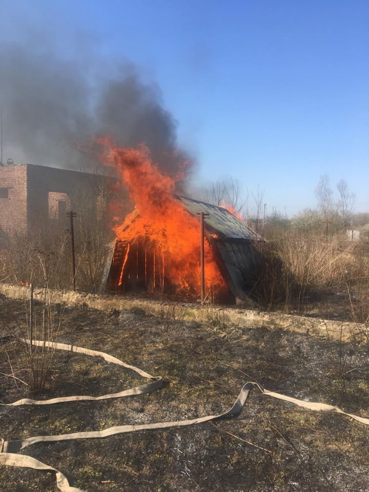 На Коломийщині через невідомого згорів гараж (ФОТО)