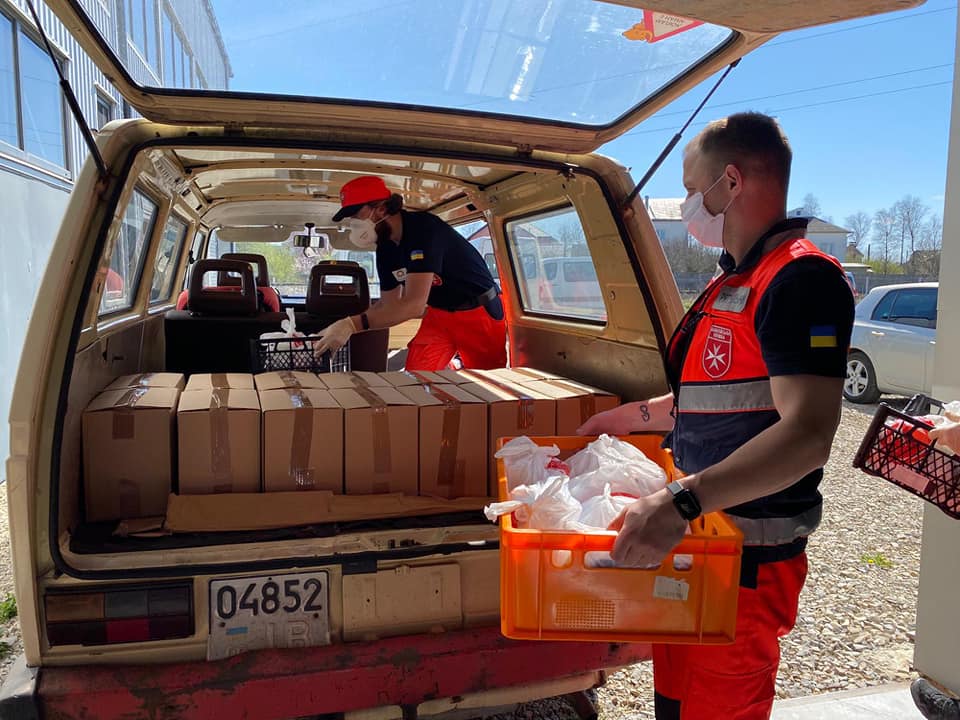 260 продуктових наборів роздали волонтери потребуючим прикарпатцям (ФОТО)
