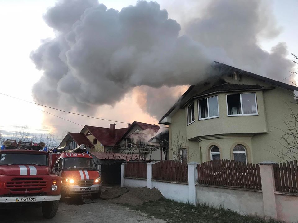 Вранці у Драгомирчанах 14 рятувальників гасили пожежу в житловому будинку (ФОТО)