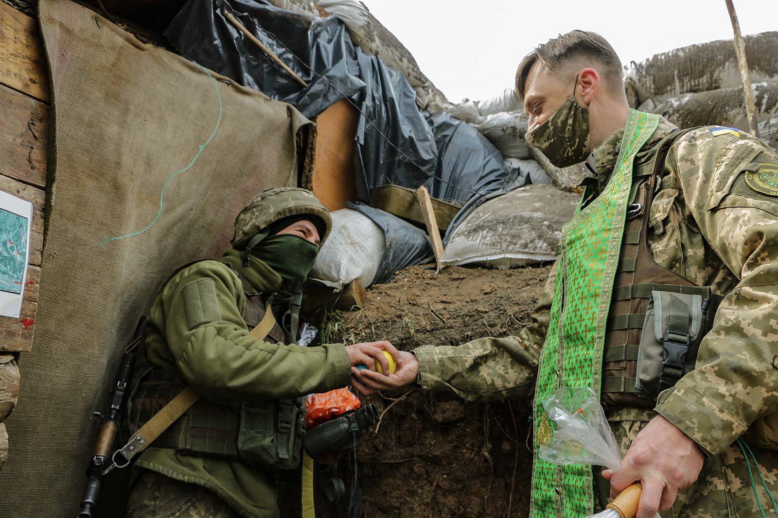 В окопах на передовій: як українські захисники на сході країни Великдень відзначають (ФОТО)