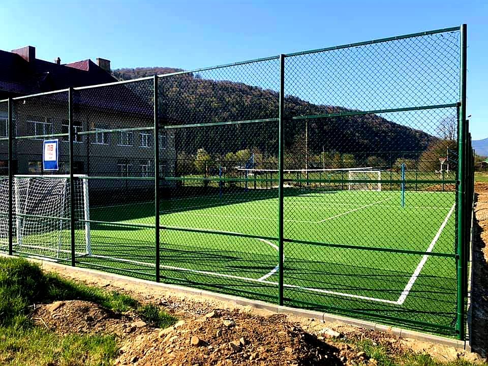 Футбол, баскетбол, волейбол, теніс: сучасний спортмайданчик добудували в Делятині (ФОТО)