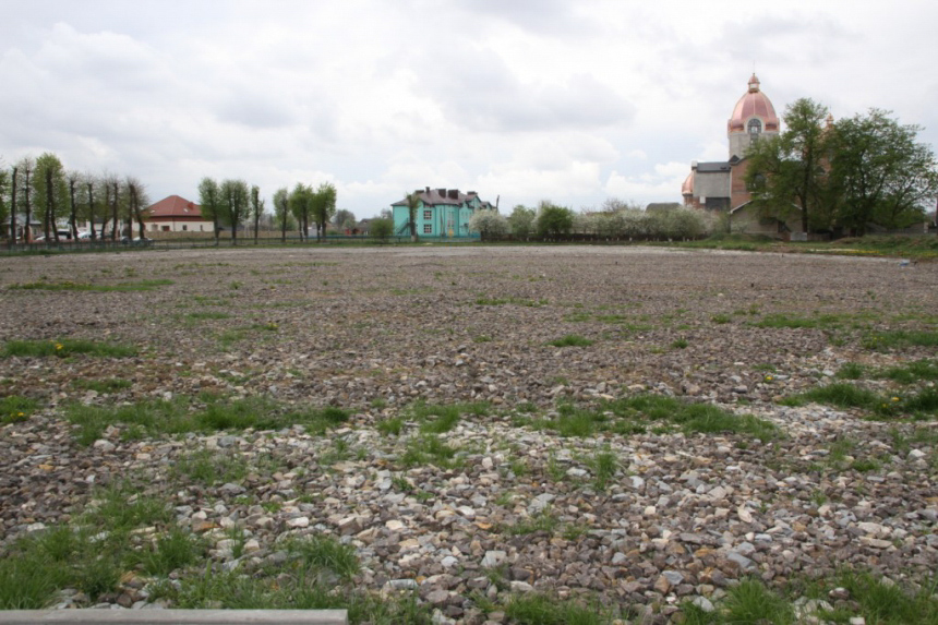 Система поливу, бігові доріжки та озеленення території: у Чернієві триває реконструкція стадіону (ФОТО) 