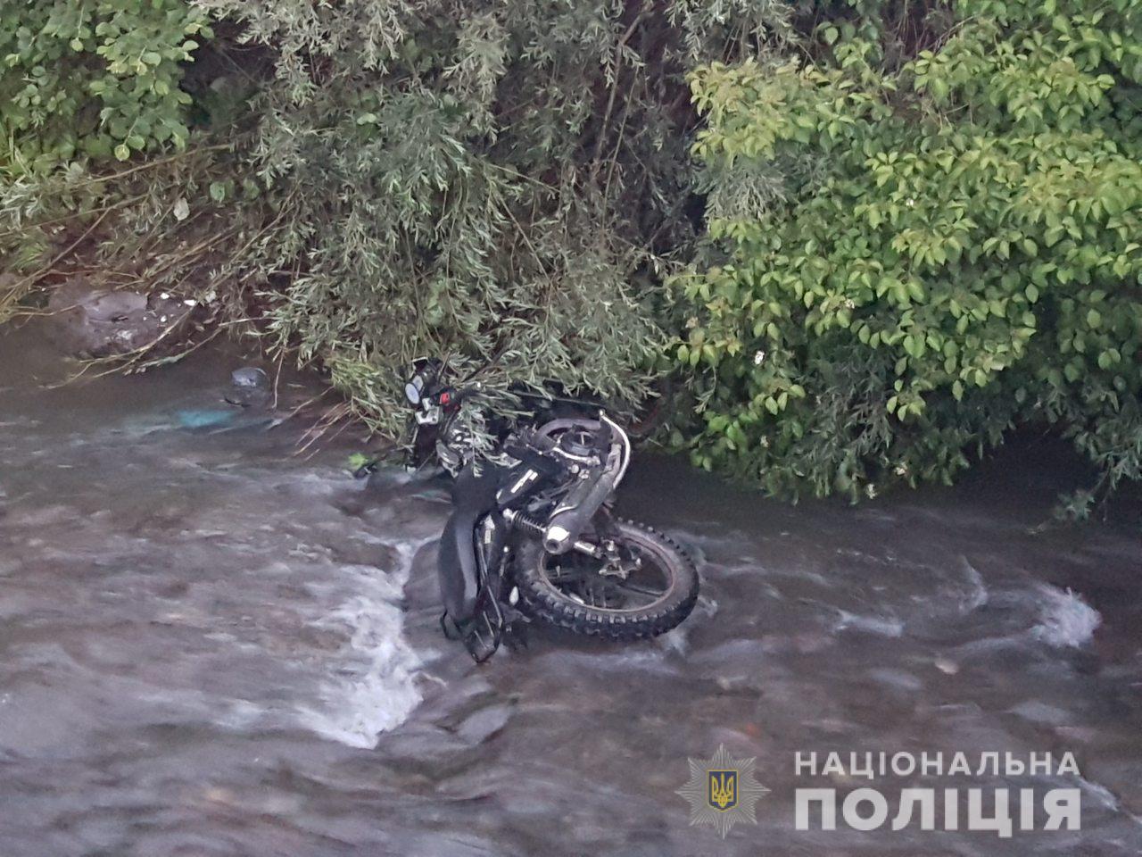 На Прикарпатті екстремальні розваги для п’яного мотоцикліста закінчилися лікарнею