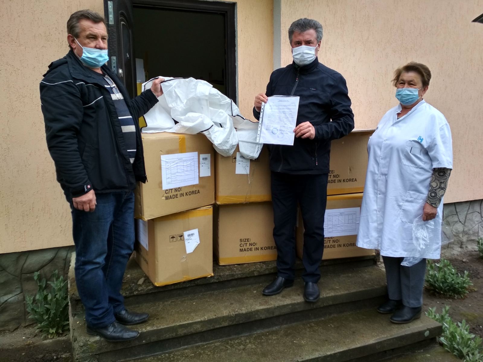 Лікарі Косівської ЦРЛ отримали костюми біологічного захисту (ФОТО)