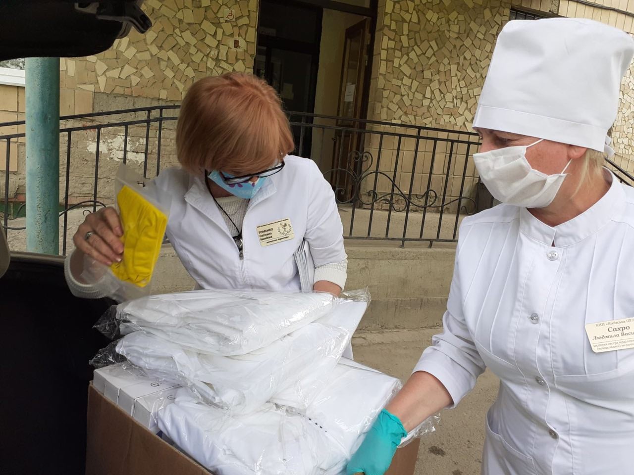 Сотні респіраторів, захисних костюмів і дезінфекторів: благодійники продовжують допомагати лікарням області (ФОТО)