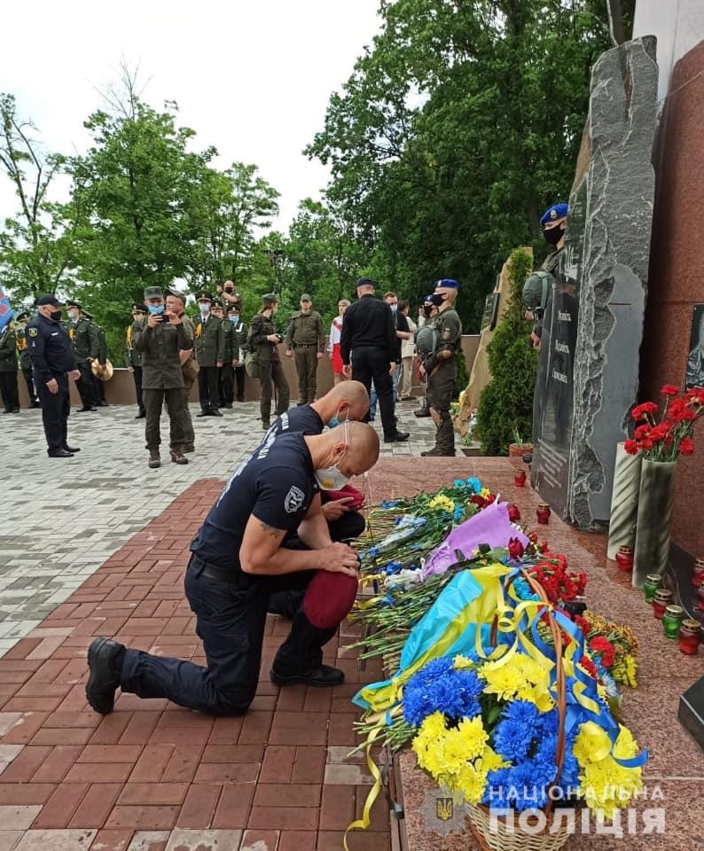 Прикарпатські поліцейські прибули на Донеччину для вшанування пам’яті загиблих правоохоронців