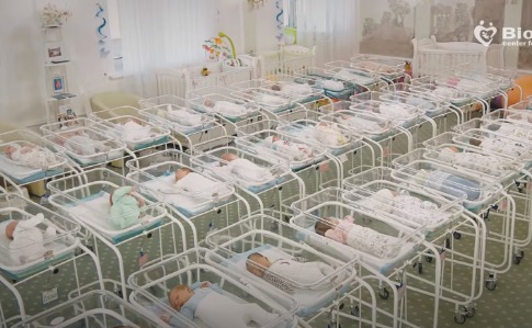 Майже пів сотні немовлят, народжених для іноземців, перебувають у готелі Києва (ВІДЕО)