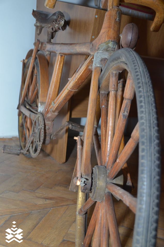 У краєзнавчому музеї Франківська зберігся рідкісний дерев’яний велосипед (ФОТО)