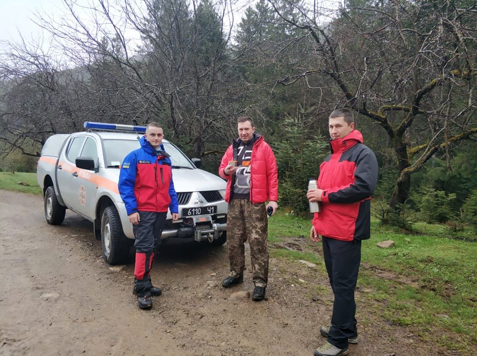 Прикарпатські рятувальники розшукали туриста з Києва, який відбився від групи і переночував у горах (ФОТОФАКТ)