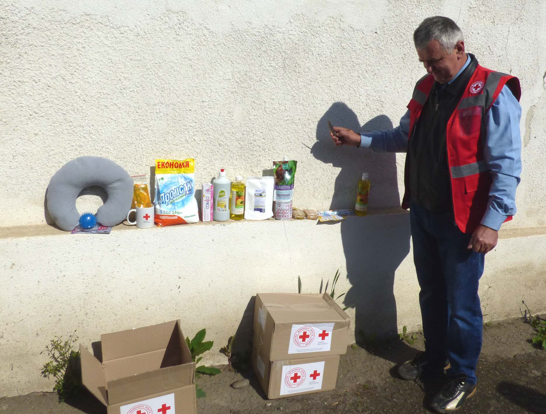 270 гігієнічних наборів передав “Червоний Хрест” для соціально незахищених тлумаччан (ФОТО)