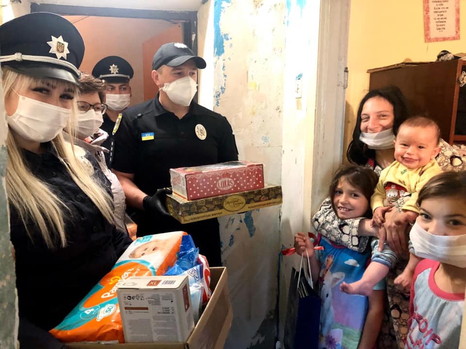 Поліціянти привезли подарунки та смаколики багатодітним родинам Франківська (ФОТО)