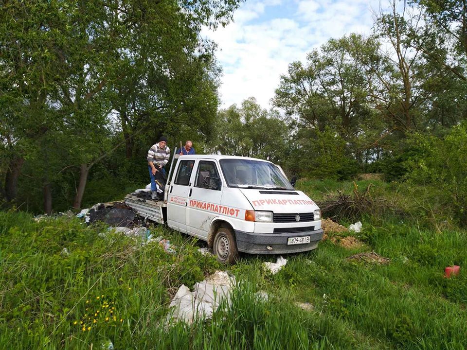 Машину “Прикарпатліфта” спіймали на забруденні берегів річки: після розголосу сміття прибрали (ВІДЕО)
