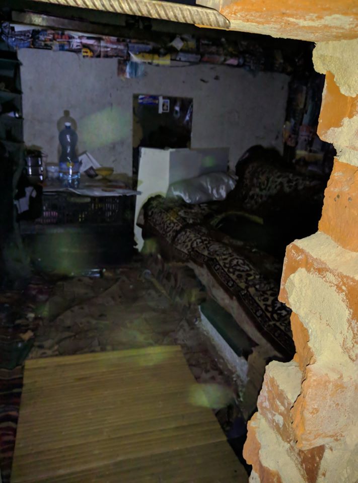 У Франківську безхатьки облаштували собі житло в електрощитовій (ФОТО)